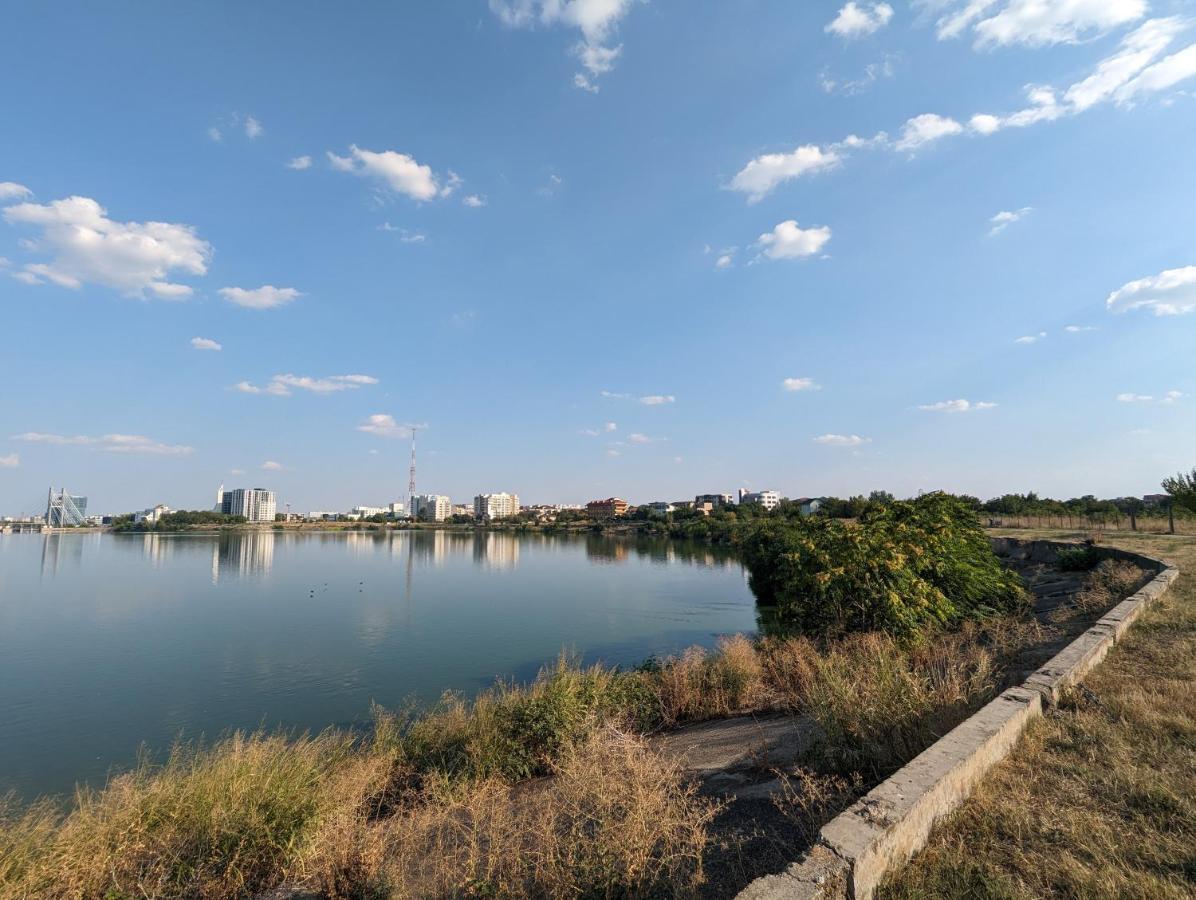 Horizon View Villa - Lakefront Terrace Suite ブカレスト エクステリア 写真