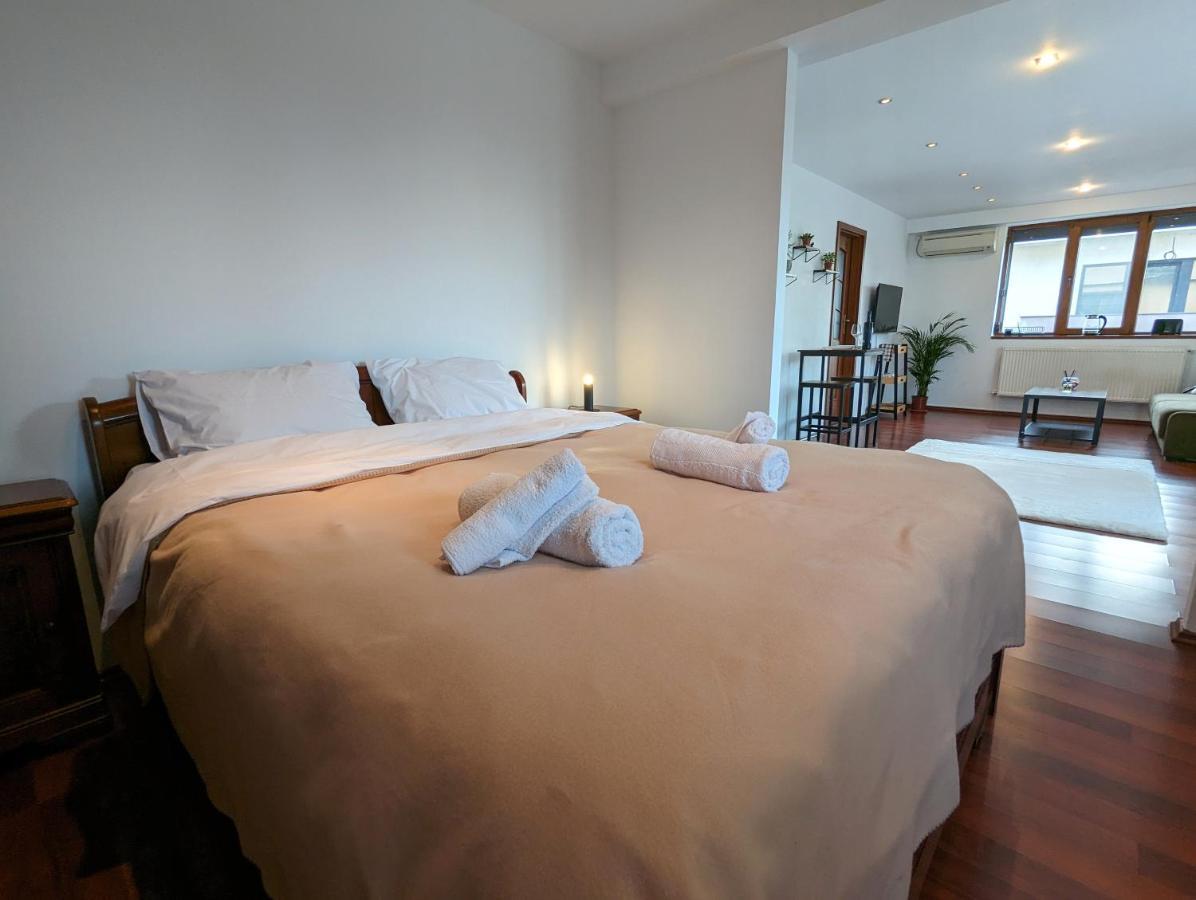 Horizon View Villa - Lakefront Terrace Suite ブカレスト エクステリア 写真